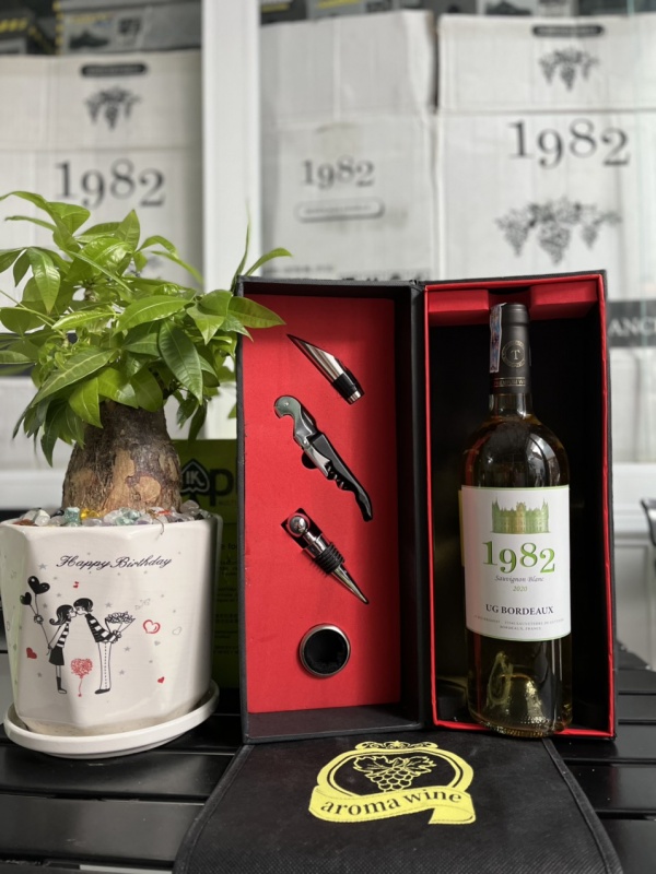 Set Quà Tặng 1 Chai Vang Pháp 1982 UG Bordeaux